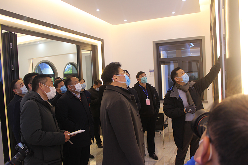 2月26日下午，縣委高書記一行來景泰玻璃督導企業復工復產、疫情防控及安全生產情況，并參觀、考察景泰門窗工廠。