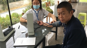 景泰玻璃邀请连云港长寿医院体检科医务人员来公司对公司员工进行职业健康体检