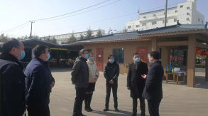 2月23日上午，县委常委、高新区党工委书记郭鹏到景泰玻璃督导企业复工复产